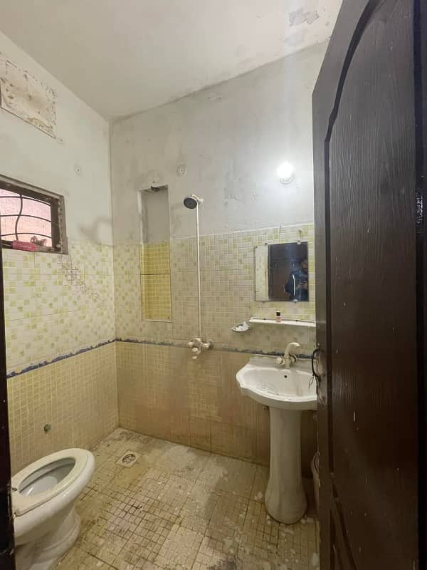 1 kanal lower portion available for rent Shalimar colony Multan 9