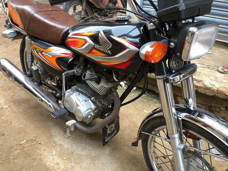 honda 125 model hai 2022 karachi number hai pasa ke need hai 6