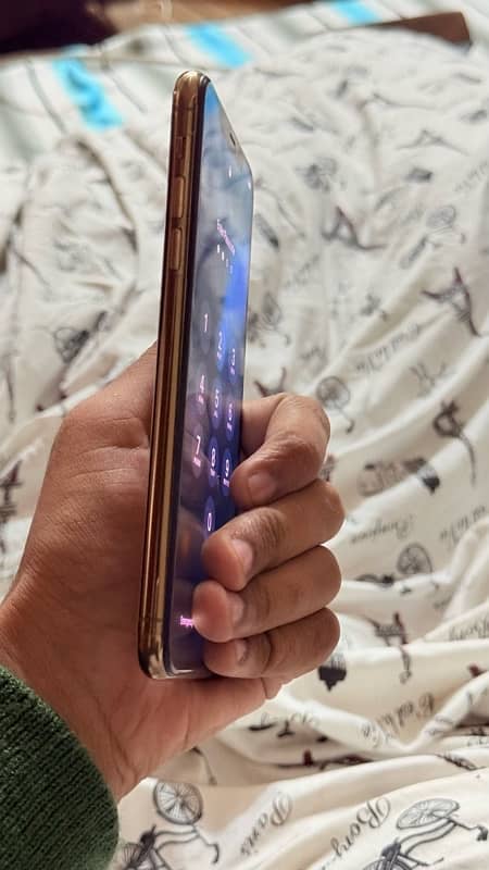 Iphone 11 pro max 256 non PTA gold clr 1