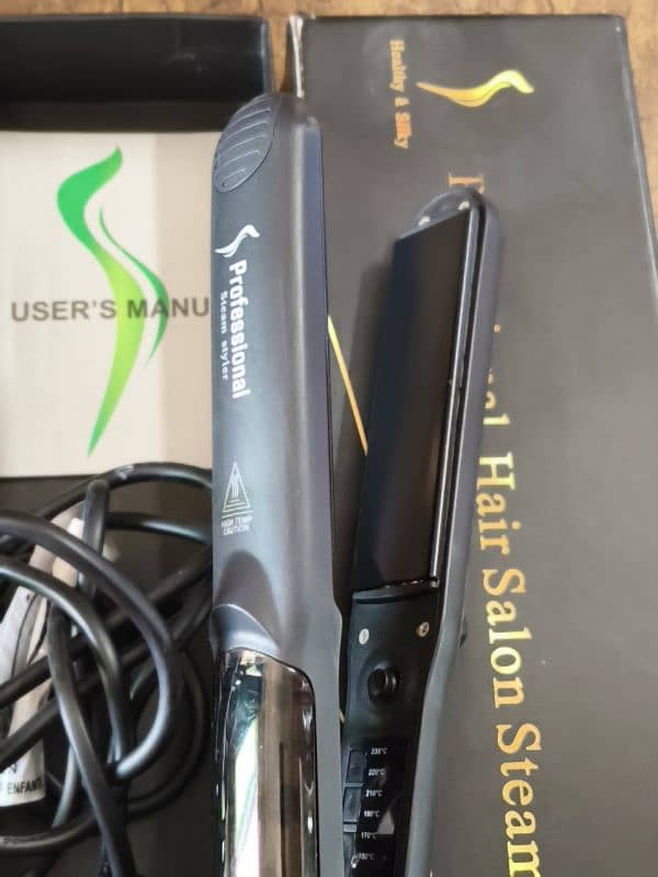 Original steam straightener available in very good condition 1