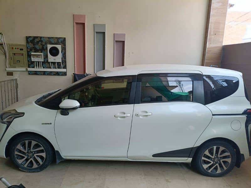 Toyota Sienta 2016 1