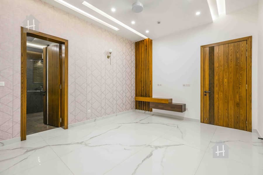 Brand New Luxury Palace For Sale 40