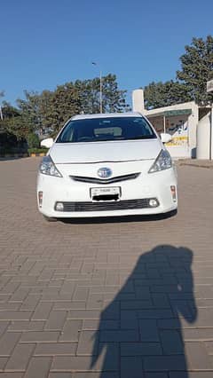 Toyota Prius Alpha 2015