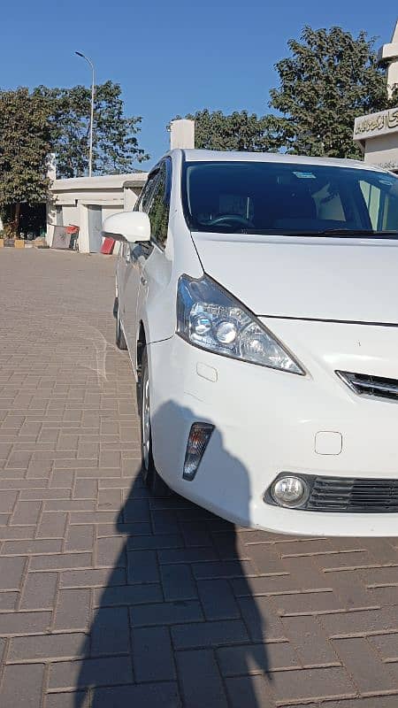 Toyota Prius Alpha 2015 3