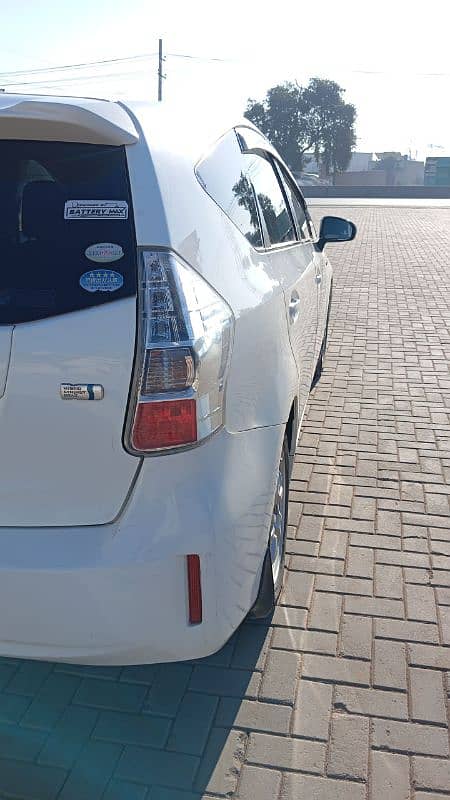 Toyota Prius Alpha 2015 4