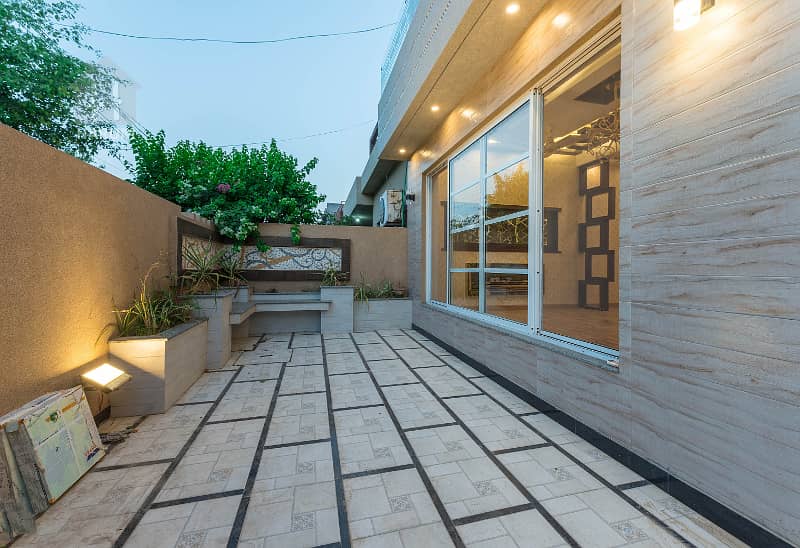 MOST LUXURIOUS SLIGHTLY USED MODERN DESIGN HOUSE NEAR MOSQUE AND PARK 2