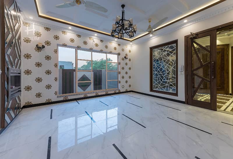 MOST LUXURIOUS SLIGHTLY USED MODERN DESIGN HOUSE NEAR MOSQUE AND PARK 17