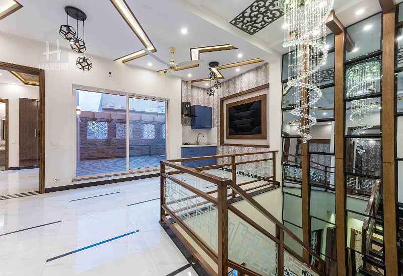 MOST LUXURIOUS SLIGHTLY USED MODERN DESIGN HOUSE NEAR MOSQUE AND PARK 30