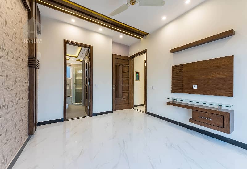 MOST LUXURIOUS SLIGHTLY USED MODERN DESIGN HOUSE NEAR MOSQUE AND PARK 31