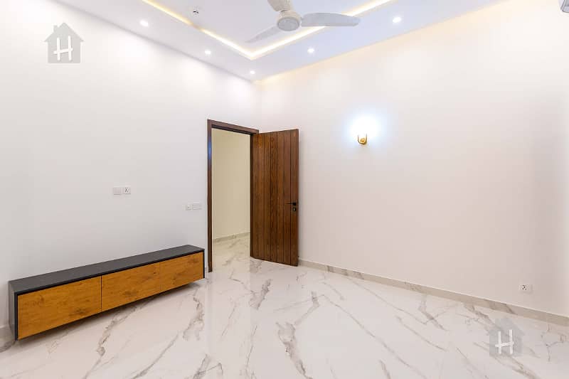 MOST LUXURIOUS SLIGHTLY USED MODERN DESIGN HOUSE NEAR MOSQUE AND PARK 36