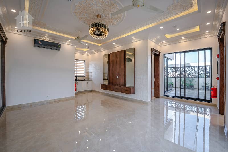 MOST LUXURIOUS SLIGHTLY USED MODERN DESIGN HOUSE NEAR MOSQUE AND PARK 44