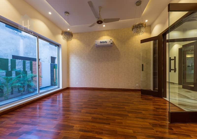 1 Kanal Mazhar Munir Designer Bungalow Available For Sale 9