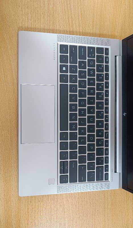 HP Elitebook 830 g8 4