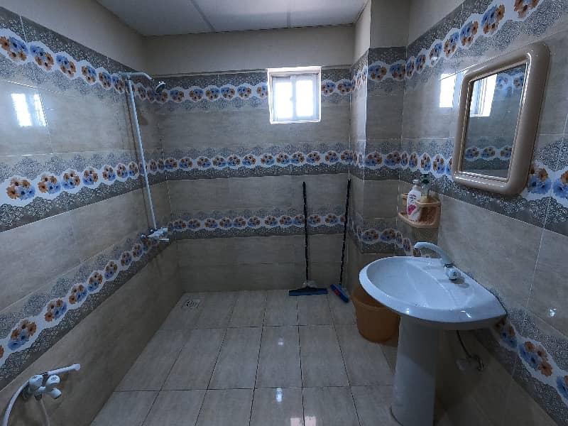 2365 Square Feet Flat For sale In Karachi 11