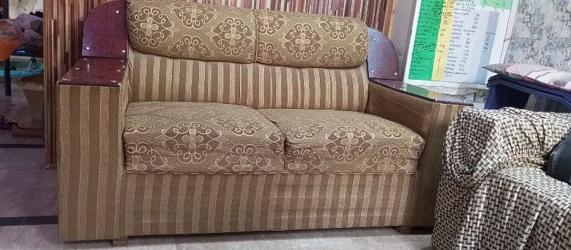 6 seater sofa set 10/9 condition only serious buyer contact karain 1