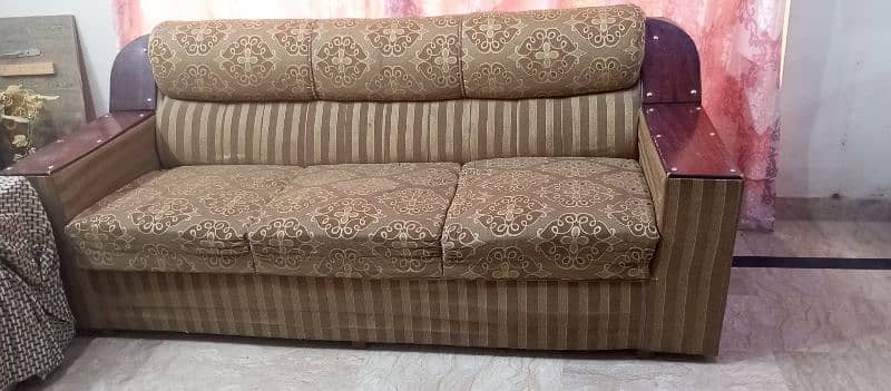 6 seater sofa set 10/9 condition only serious buyer contact karain 2