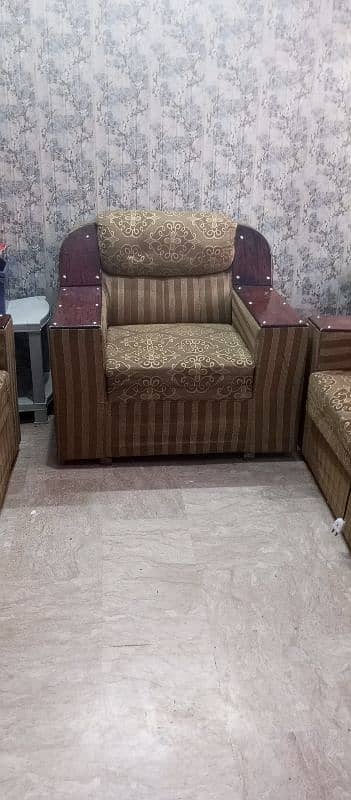 6 seater sofa set 10/9 condition only serious buyer contact karain 3