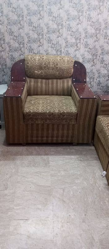 6 seater sofa set 10/9 condition only serious buyer contact karain 4