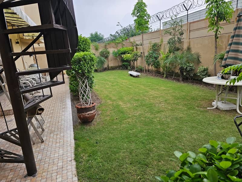 22 Marla Brig House For Sale In Askari 10 F Sector. . . 5 Marla Extra Land Than Usual Houses 2