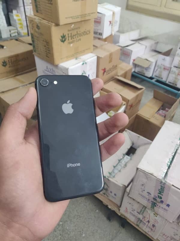 i Am selling iPhone 8 non pta 20k sa kam Wala message na Kara 1