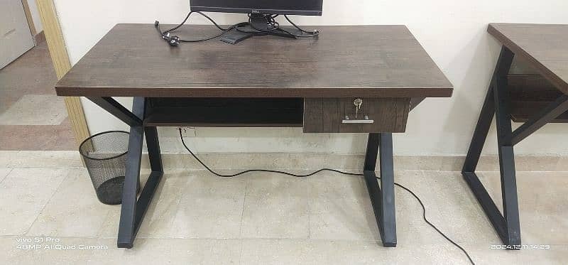 Office Table 4x2 10/10 Completely new, Wood Texture. 0