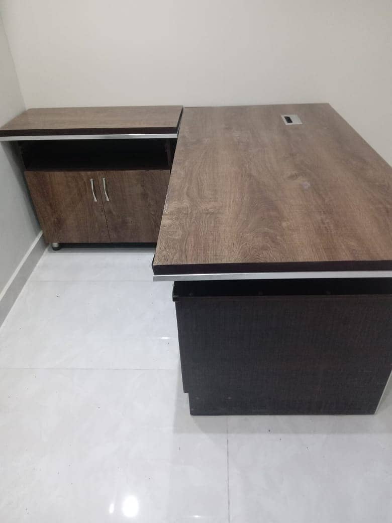 Office table for sale 0