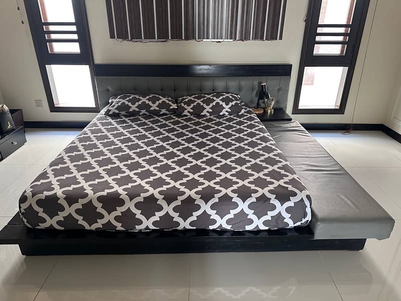 BED WITH DRESSING AND SIDE TABLE NEW CONDITION PRICE IS NEGOTIABLE 0