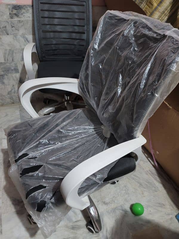 offce chair available 1