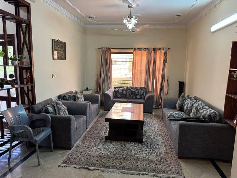 30x60 house avilebal for sale in G15 8