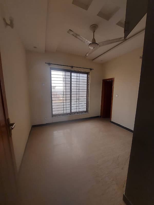 10marla 3beds DD TV lounge kitchen attached baths neat clean house for rent in G 13 1 Islamabad 6