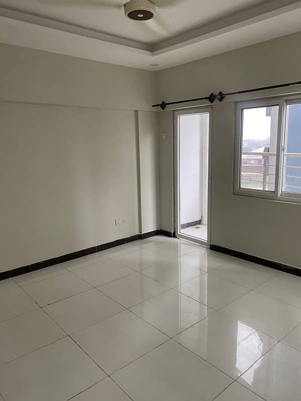 2 bedroom unfurnished apartment available for Rent in capital Residencia 4