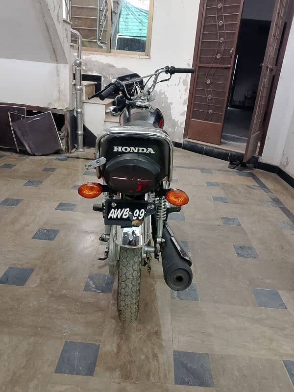 honda 125 in lush condition. 4