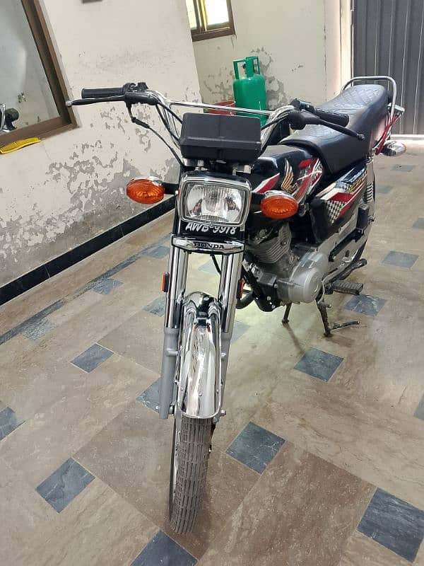 honda 125 in lush condition. 5