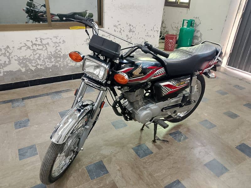 honda 125 in lush condition. 6