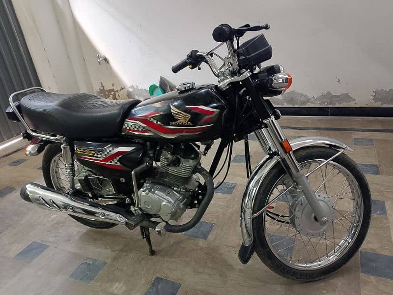 honda 125 in lush condition. 7