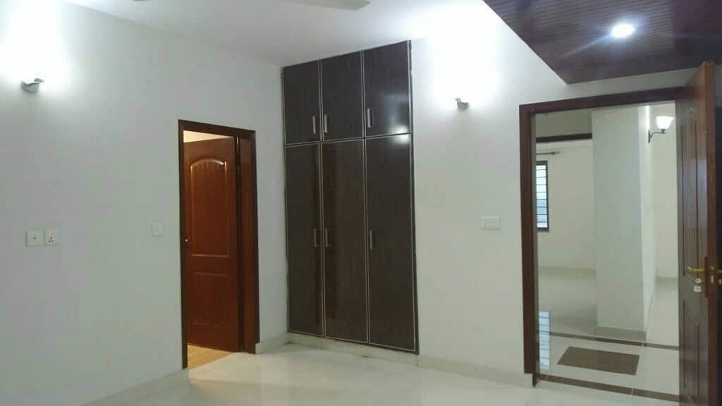 10 Marla 3 Bed Brand New Flat For Sale In Askari 11 Lahore 19