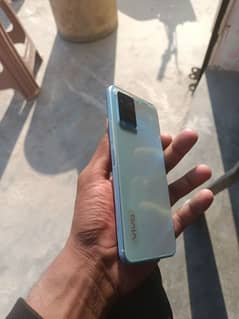 ViVo y33S new condition box & charge available