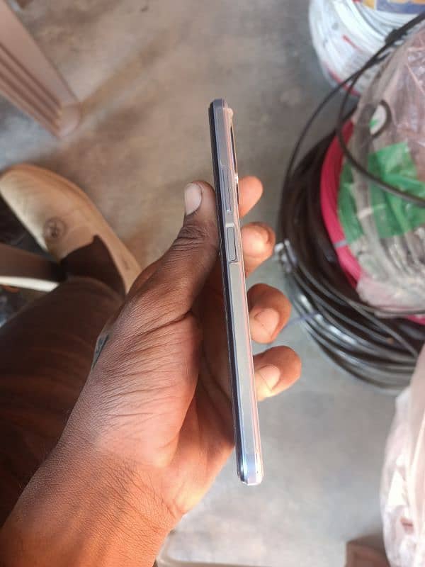 ViVo y33S new condition box & charge available 2