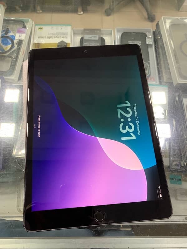 iPads  9th generation  64 Gb candationas  10 /10 2