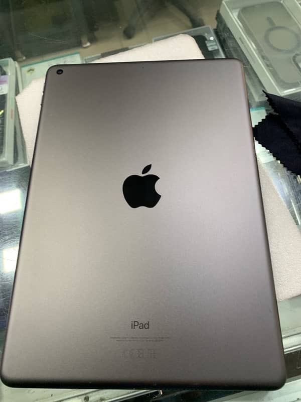 iPads  9th generation  64 Gb candationas  10 /10 6