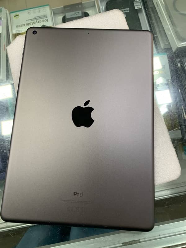 iPads  9th generation  64 Gb candationas  10 /10 7