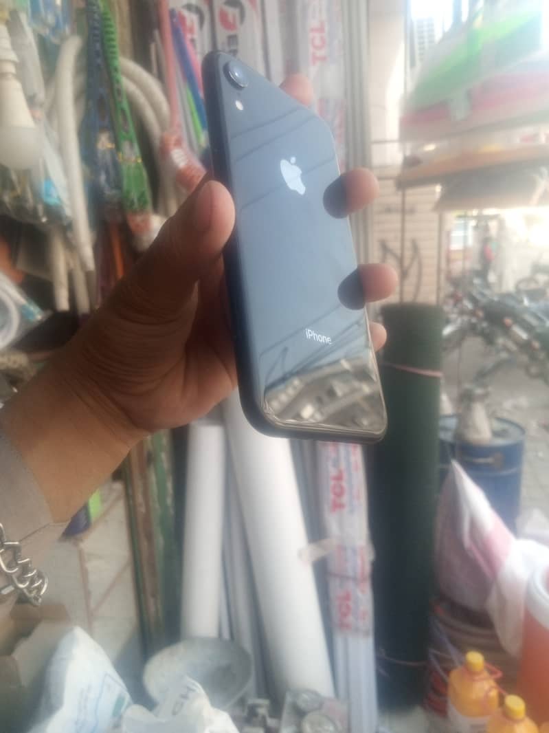 iPhone xr deal sale 42k 10/10 condition available 3