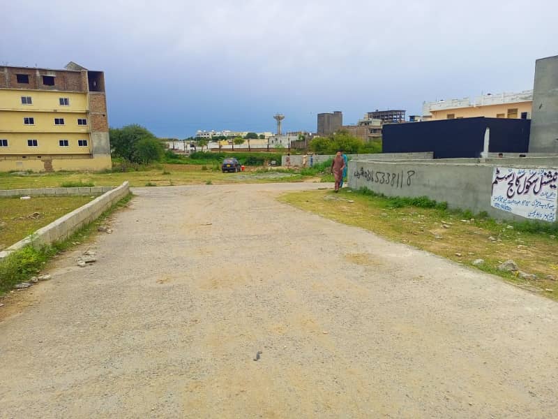 10 marla carnor plot available for sale prime location Paris city f block. 0