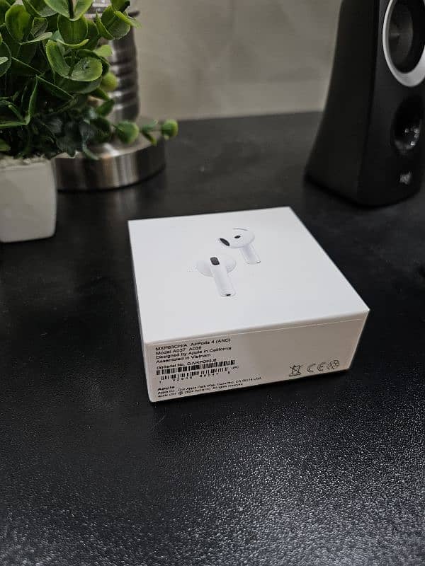 Apple Airpods 4 ANC edition (USB-C) with Carbon Fiber Case 5