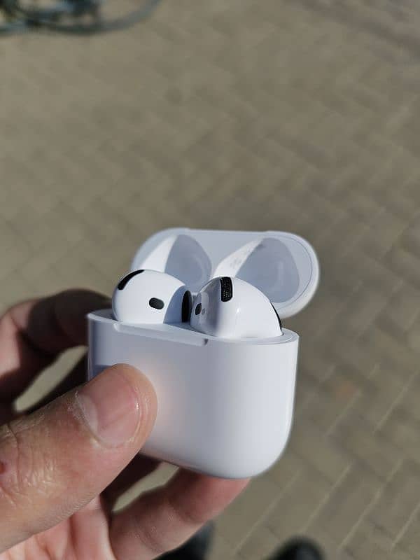 Apple Airpods 4 ANC edition (USB-C) with Carbon Fiber Case 10