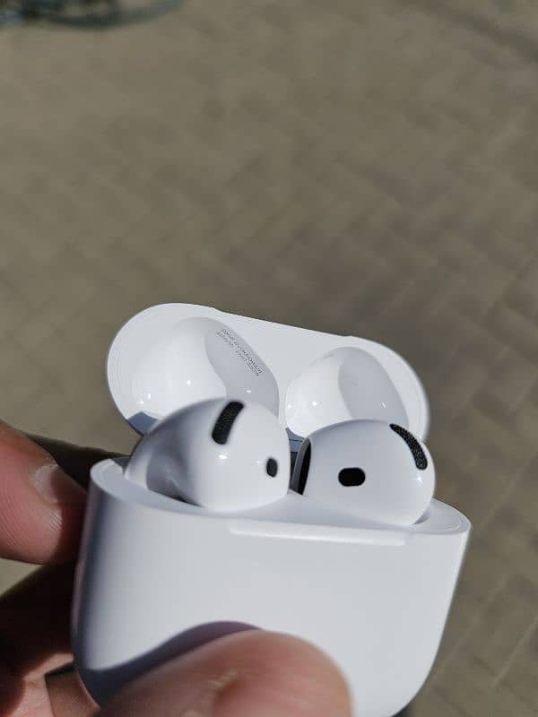 Apple Airpods 4 ANC edition (USB-C) with Carbon Fiber Case 11