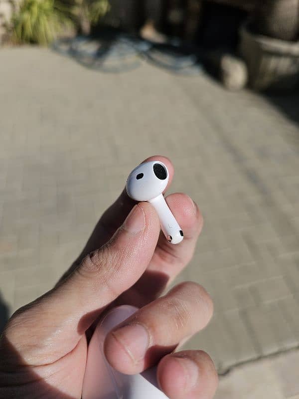 Apple Airpods 4 ANC edition (USB-C) with Carbon Fiber Case 13