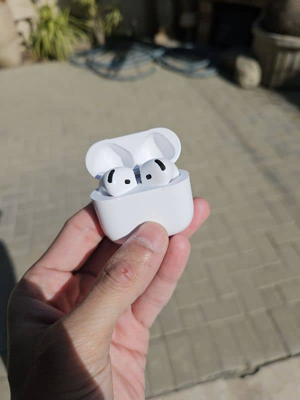 Apple Airpods 4 ANC edition (USB-C) with Carbon Fiber Case 14