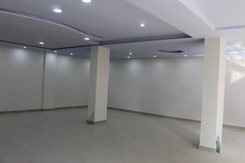 1200sq ft shop available fo rent in Civic center Bahria town phase 4 4