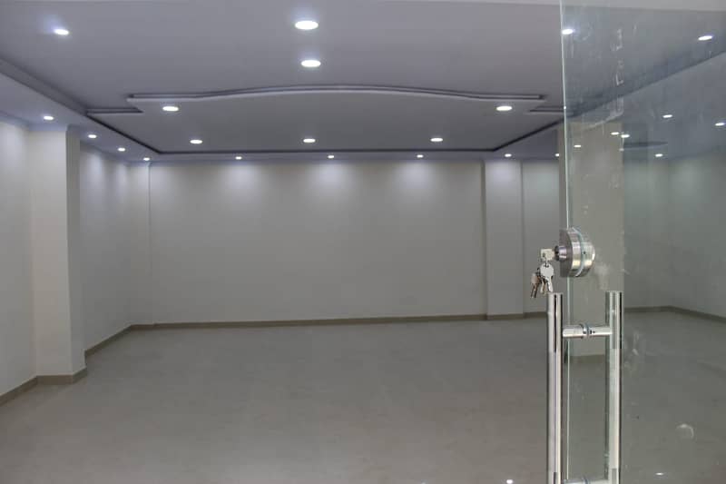 1200sq ft shop available fo rent in Civic center Bahria town phase 4 6